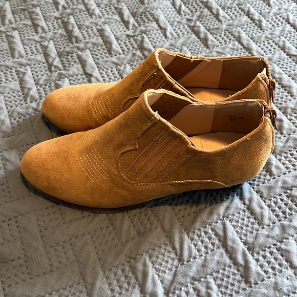 Chase + Chloe : Brown Booties - 8.5 - Picture 3 of 8